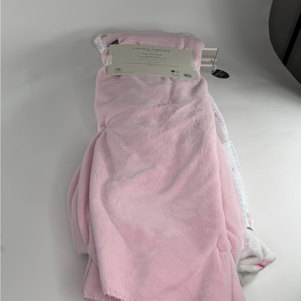 π πΈLaura Ashley Set of TWO Pink Plush Coordinating Throws NWT ~ π BOWS & πΈROSES - Picture 12 of 16